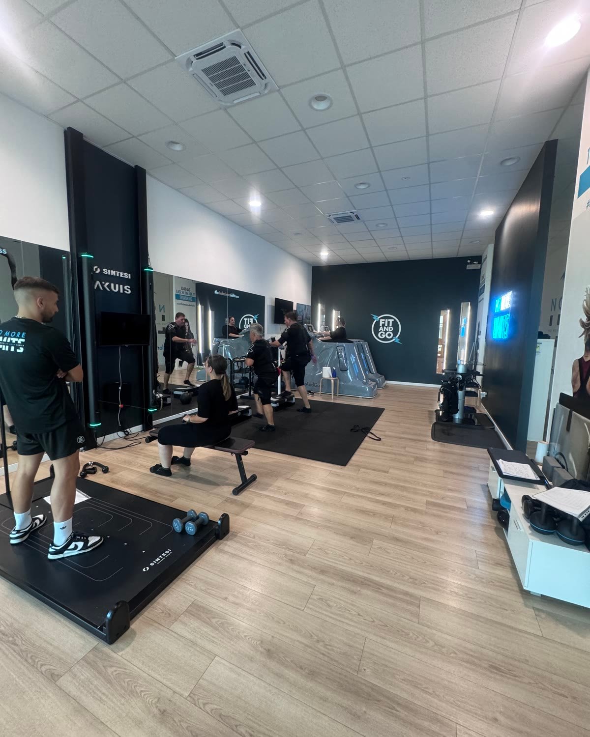 Personal Trainer Fit and Go che seguono i clienti durante l'allenamento